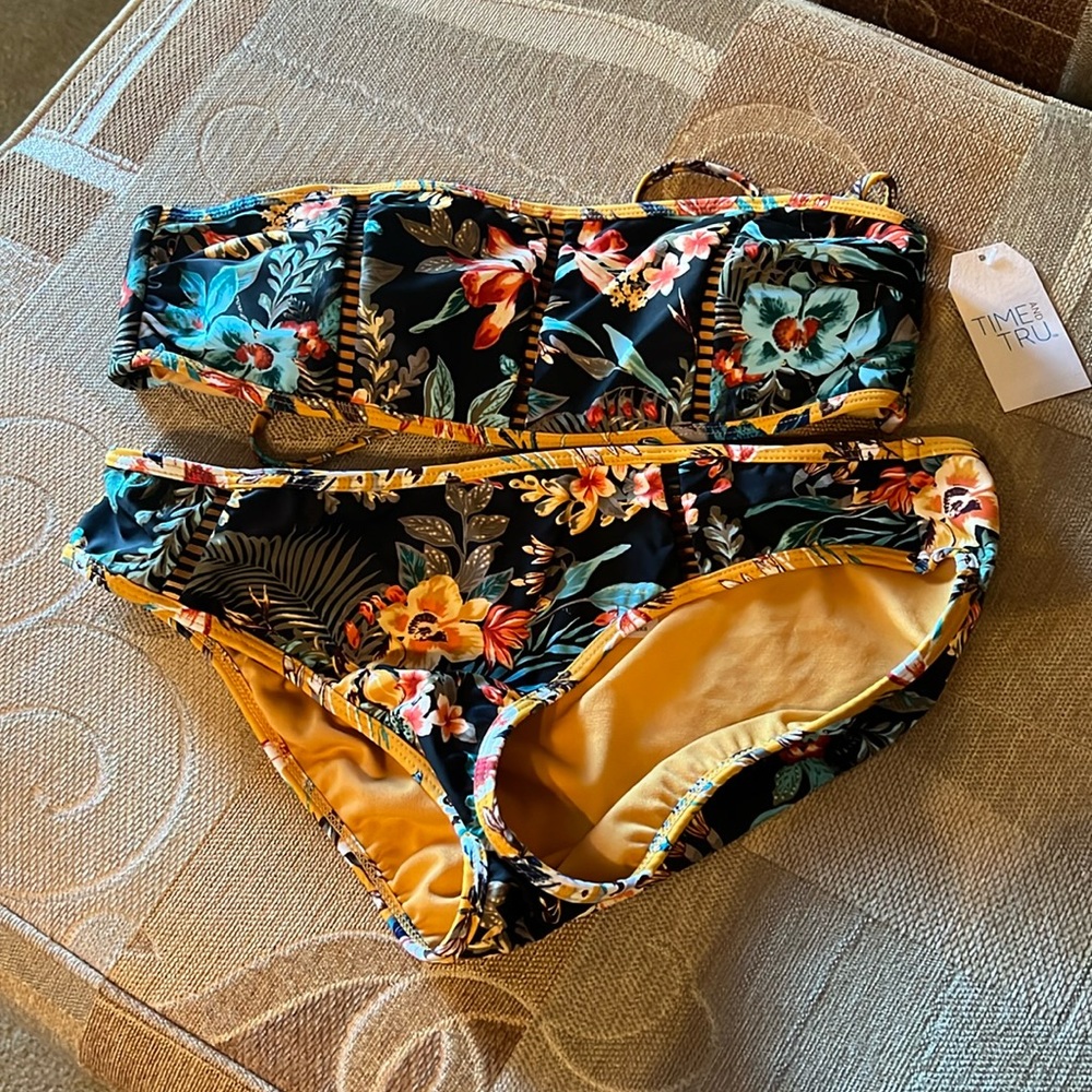 NWT 2-Piece Swimsuit 🩱